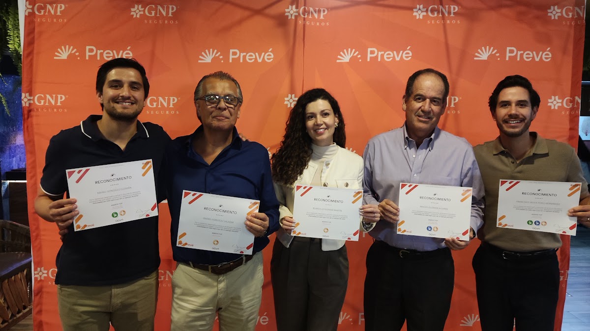 Equipo Prevé celebrando primer lugar en generación GMM