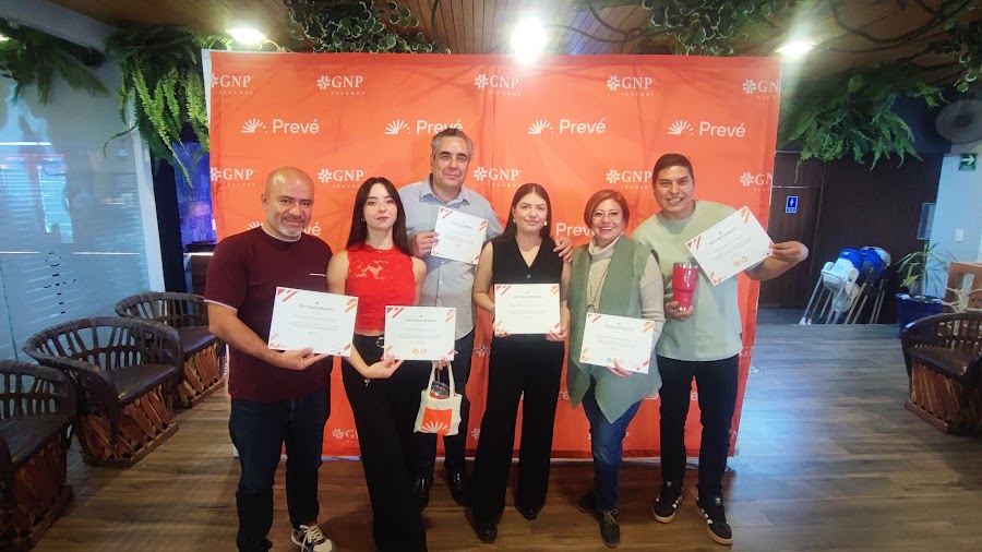 Equipo Prevé recibiendo reconocimientos GNP