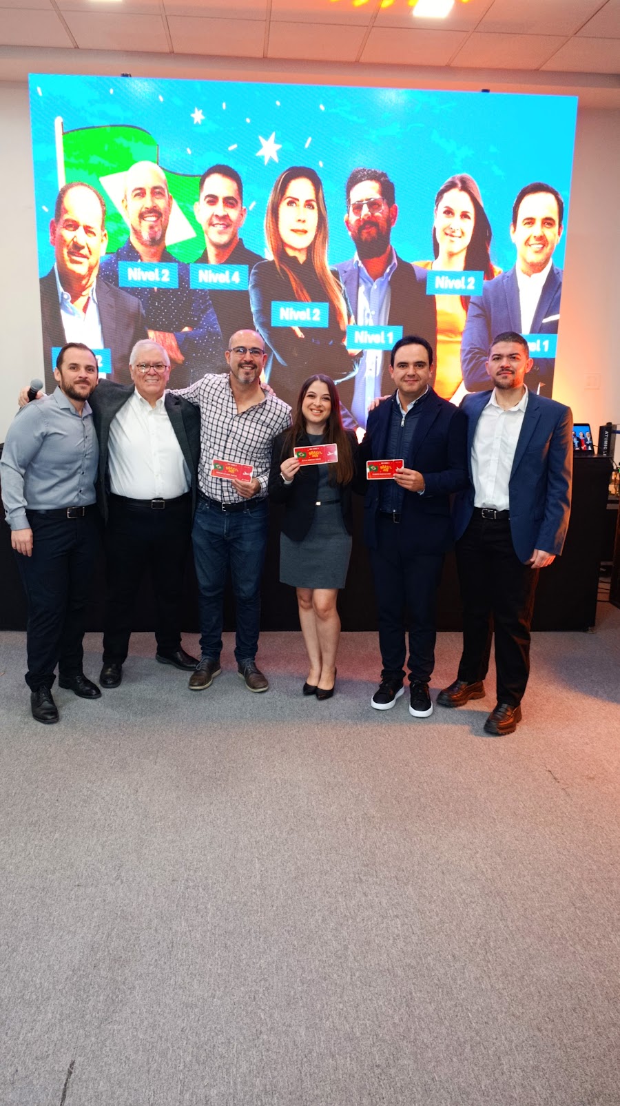 Equipo Prevé celebrando bonos y reconocimientos
